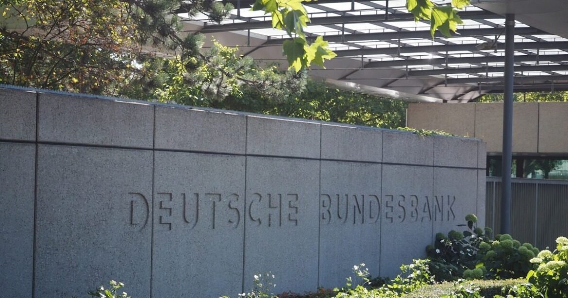 Νέα συνταγή Bundesbank: Κοινός και απλόχερος προϋπολογισμός για την άμυνα, «εθνικά» και δρακόντεια τα μέτρα εξόδου από την κρίση