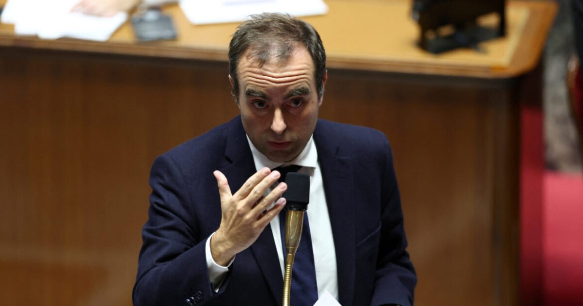 Γαλλία: Στον πάγο το νέο συνταξιοδοτικό – Φιλί ζωής στο Λεκορνί αλλά όχι διέξοδος από την κρίση