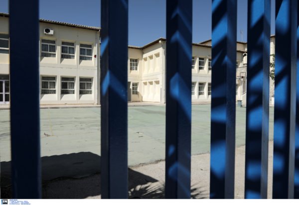 Βόλος: Επιτέθηκαν με γροθιές σε ανήλικο στο προαύλιο σχολείου – Τρεις συλλήψεις