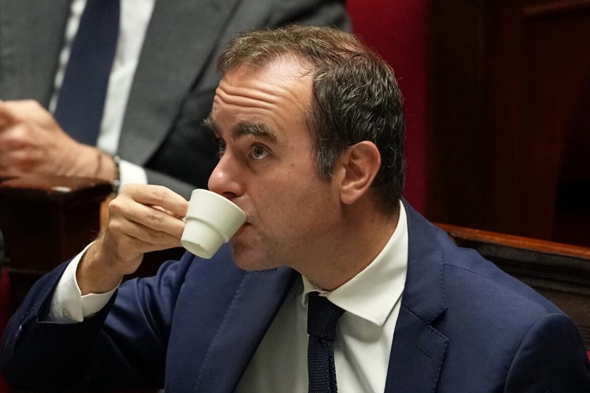 «Φιλί ζωής» στον Λεκορνί – Οι Σοσιαλιστές δεν ψήφισαν την πρόταση μομφής και τον κράτησαν στην πρωθυπουργία