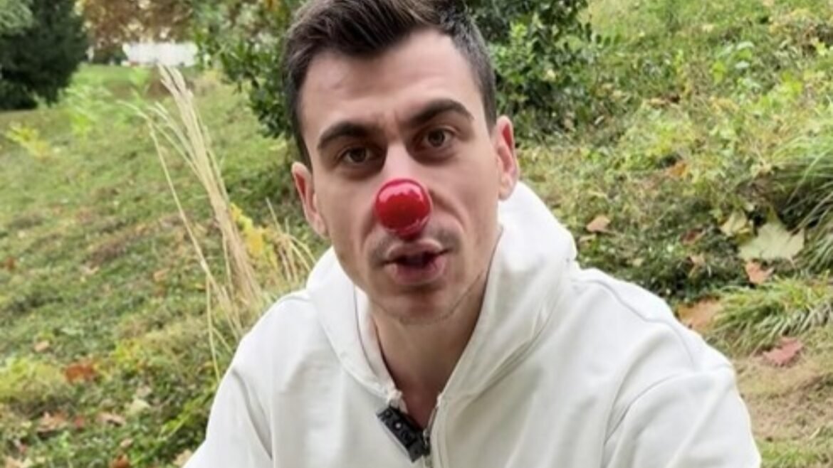 Νέο κόμμα ανακοίνωσε ο Φειδίας Παναγιώτου φορώντας… μύτη κλόουν – «Άμεση Δημοκρατία»