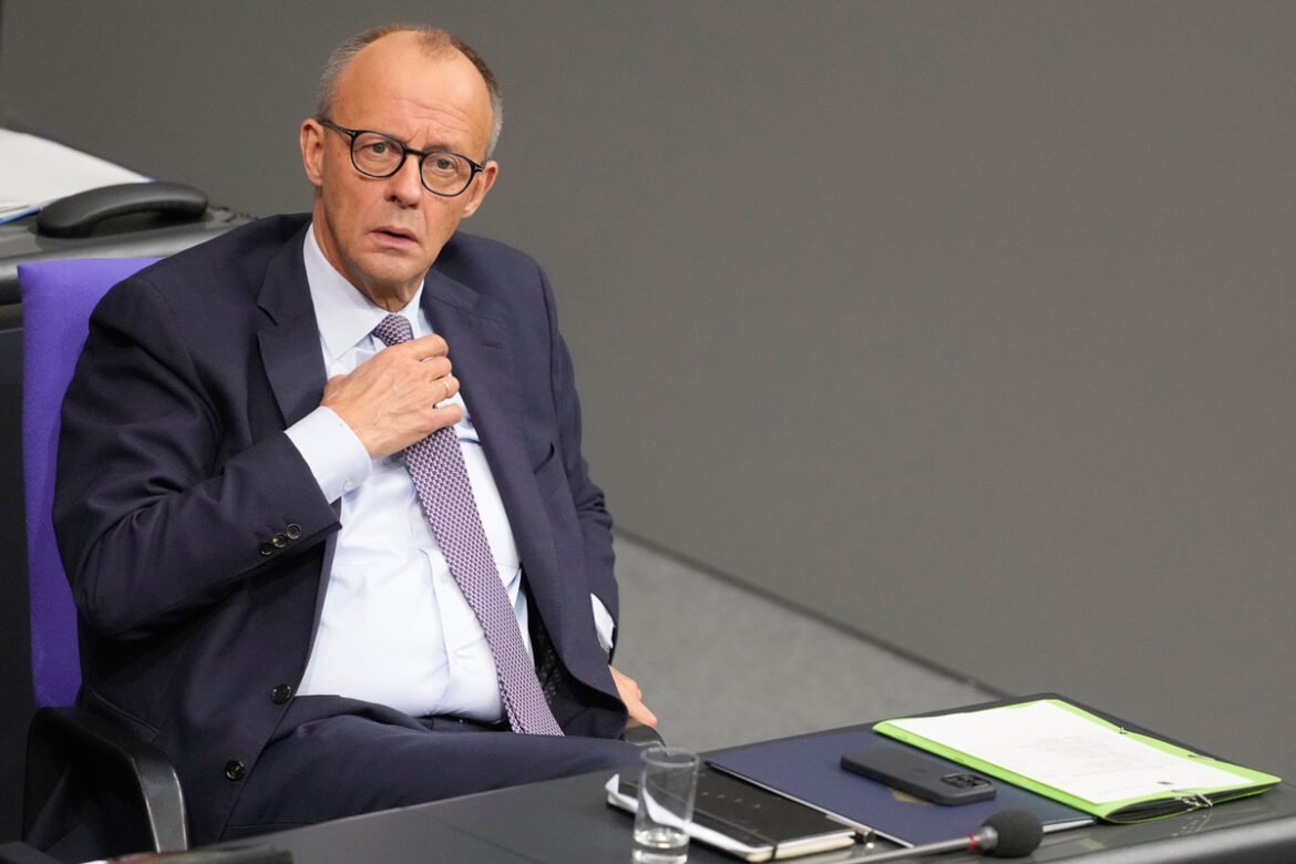 «Πρόβλημα στο αστικό τοπίο» – Σάλος στη Γερμανία με τη δήλωση Μερτς για τους μετανάστες