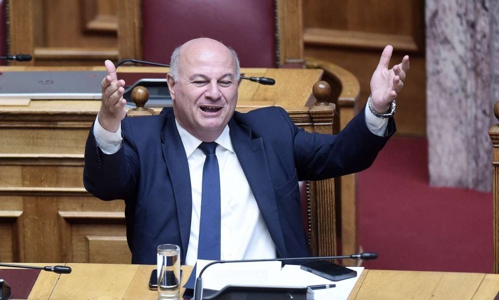 Διαψεύδει τις φήμες για παραίτησή του ο Κώστας Τσιάρας