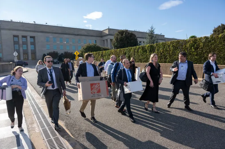 Δεκάδες δημοσιογράφοι εγκατέλειψαν το Πεντάγωνο – Παρέδωσαν τις διαπιστεύσεις διαμαρτυρόμενοι για λογοκρισία (Βίντεο)