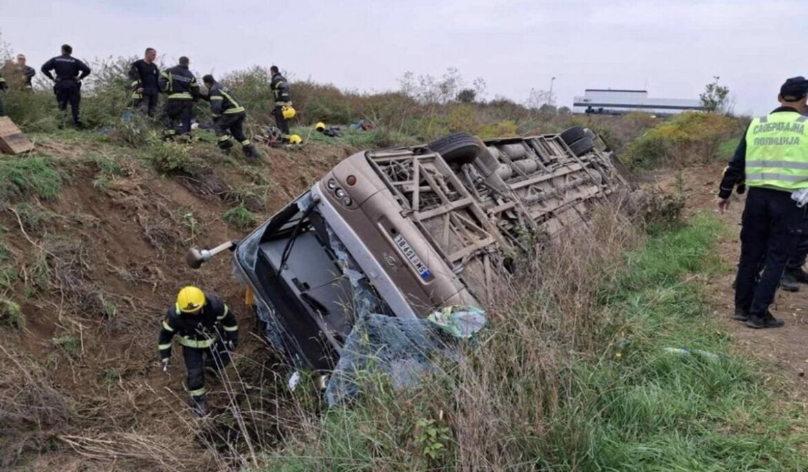 Τρεις νεκροί και δεκάδες τραυματίες από ανατροπή λεωφορείου στη Σέρβια