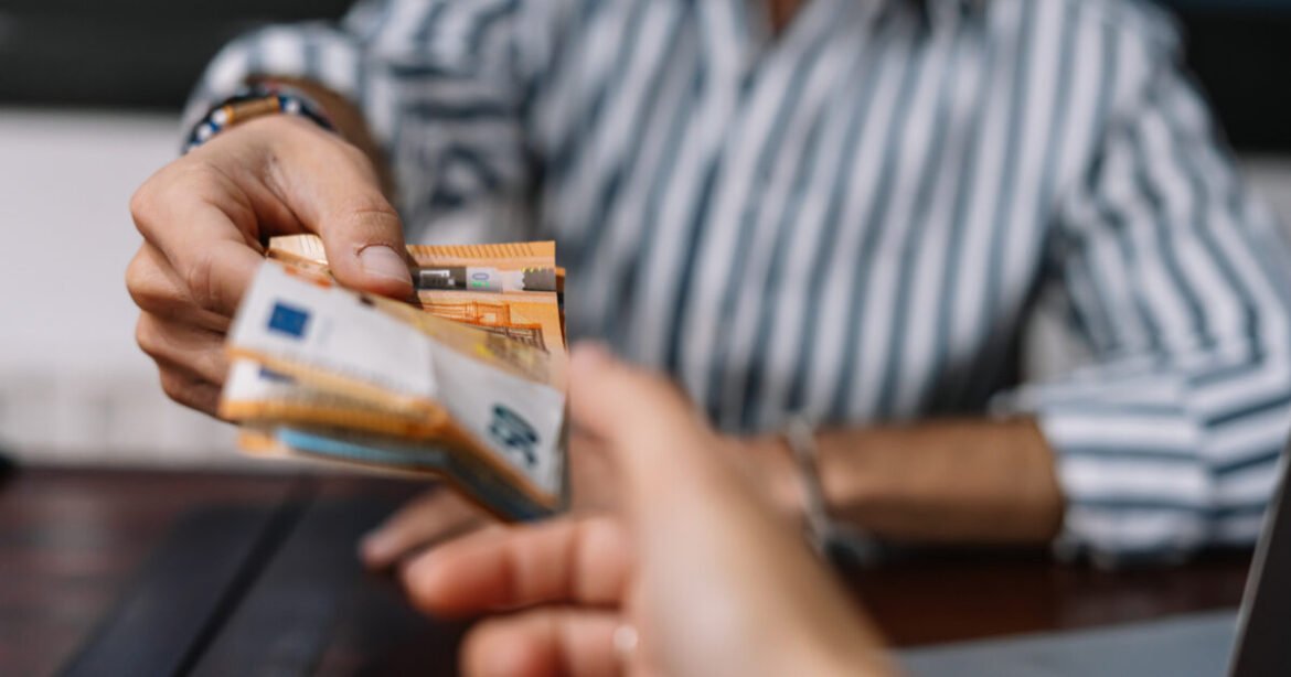 Ανοίγει σήμερα ο κύκλος των παροχών, ποιοι είναι οι δικαιούχοι για τα 250 ευρώ – Παίρνουν σειρά αγρότες – κτηνοτρόφοι, ενοικιαστές, περισσότε