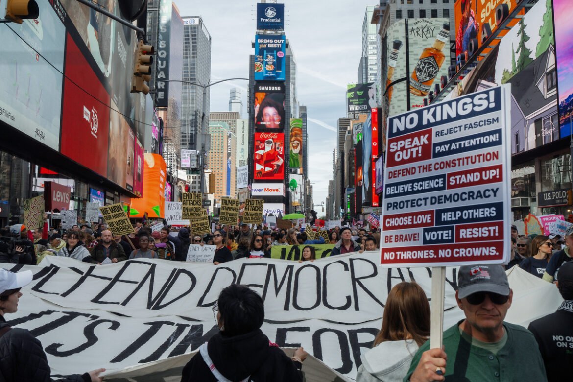 Εκατομμύρια Αμερικανοί έβγαλαν το στέμμα του Τραμπ – Πολυπληθείς διαδηλώσεις με κεντρικό σύνθημα «No Kings» (Εικόνες, Βίντεο)