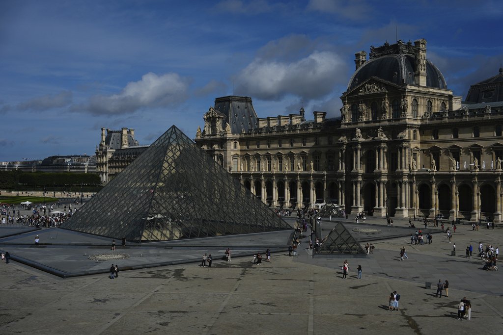 Ληστεία «μυστήριο» στο Λούβρο: Έκλεψαν 9 κοσμήματα του Ναπολέοντα – Αφησαν το «καταραμένο» διαμάντι