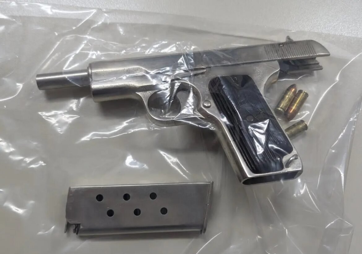 Περιστέρι: Επέμβαση της ΕΛΑΣ σε σπίτι 48χρονου που ανάρτησε φωτογραφία στα social media κρατώντας πιστόλι –