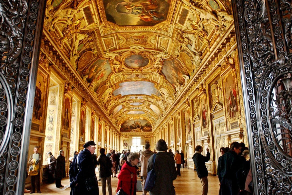 Σκηνικό Netflix στο Λούβρο: Πώς έγινε η κινηματογραφική ληστεία των 7′ στη «Γκαλερί του Απόλλωνα»