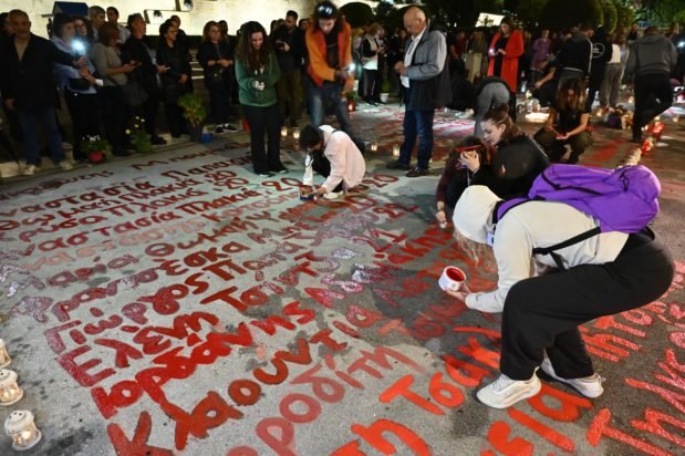 Τέμπη: Συγγενείς των θυμάτων έγραψαν ξανά τα ονόματά τους μπροστά από τη Βουλή – ΦΩΤΟ