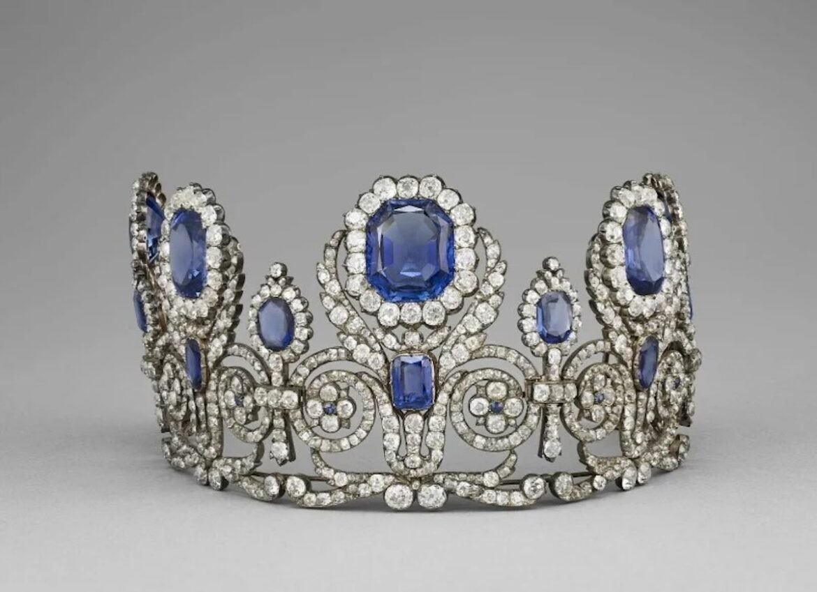 «Η ληστεία του αιώνα στο Λούβρο» – Αυτά είναι τα 8 ανεκτίμητα κοσμήματα που έκλεψαν (εικόνες)