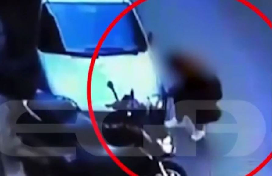 Παγκράτι: Αναζητείται γυναίκα που σκάει… λάστιχα αυτοκινήτων – Δείτε βίντεο