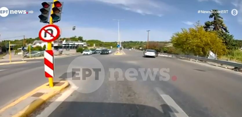 Καρέ καρέ τροχαίο ατύχημα στη Ρόδο – Η στιγμή που οδηγός παραβιάζει το «κόκκινο» και πέφτει πάνω σε άλλο