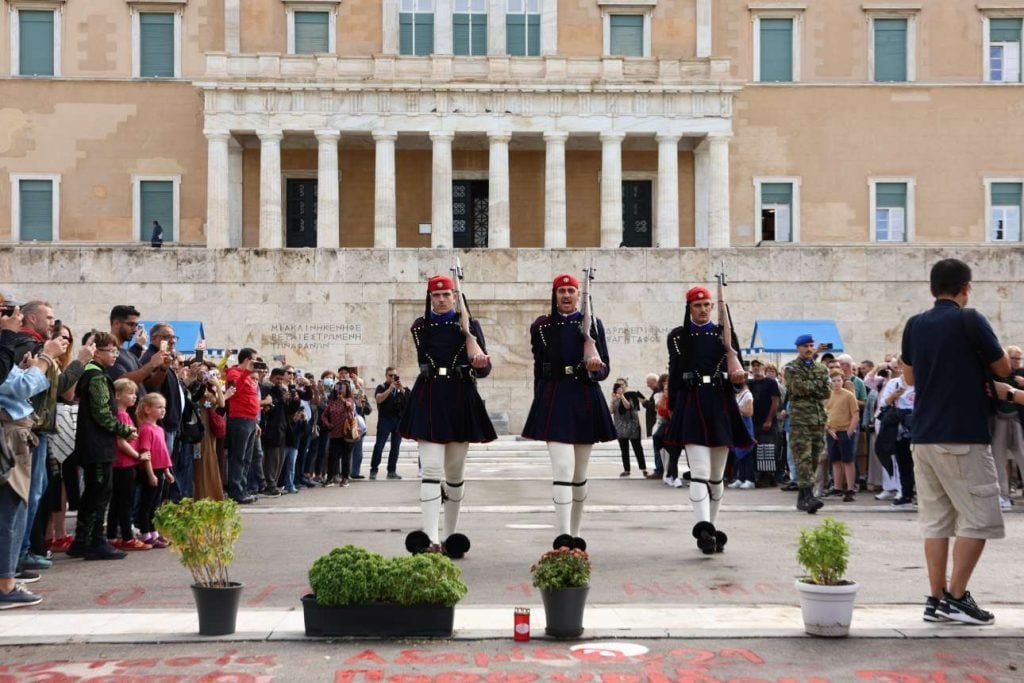 Ενσταση αντισυνταγματικότητας από ΠΑΣΟΚ, ΣΥΡΙΖΑ και Πλεύση για την τροπολογία του Αγνωστου Στρατιώτη