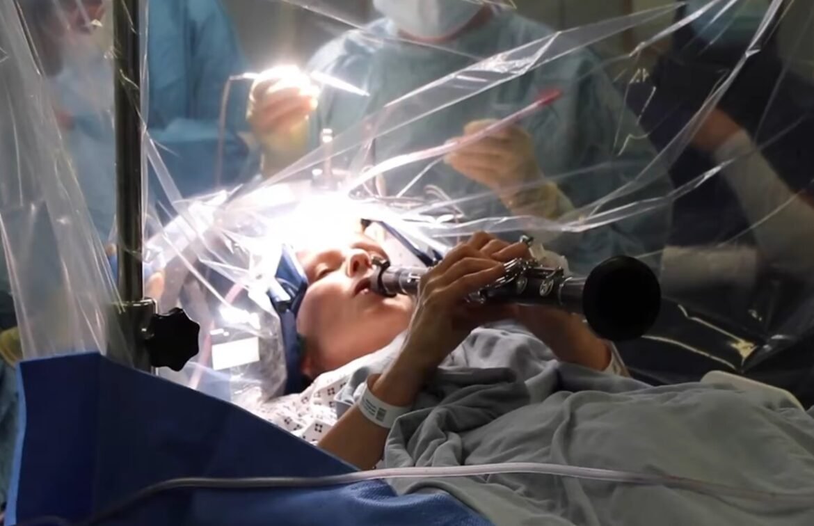 Συγκλονίζει η 65χρονη με Πάρκινσον που έπαιζε κλαρίνο ενώ την χειρουργούσαν στον εγκέφαλο (βίντεο)