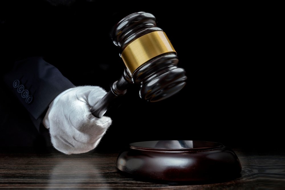 Παρίσι: Στο σφυρί σπάνια αντικείμενα του 18ου – 17ου αιώνα ενώ στο Λούβρο ψάχνουν τους κλέφτες