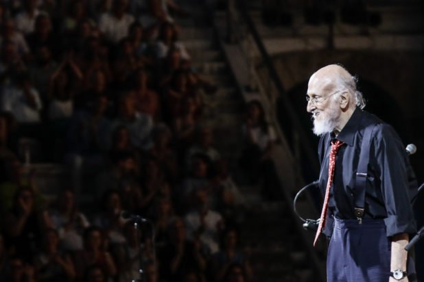 Διονύσης Σαββόπουλος: Η εξομολόγηση για την μάχη με τον καρκίνο, στην αυτοβιογραφία του – «Μού αφαίρεσαν