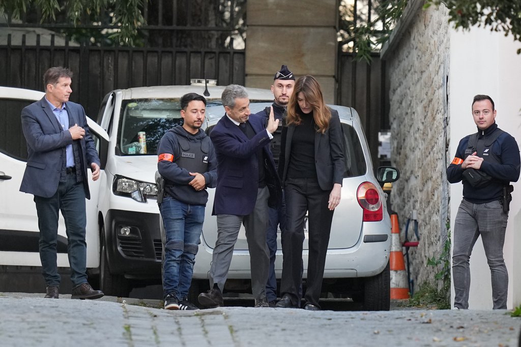 Το πρώτο βράδυ του Σαρκοζί στη φυλακή: Κρατείται μαζί με δύο «σωματοφύλακες»