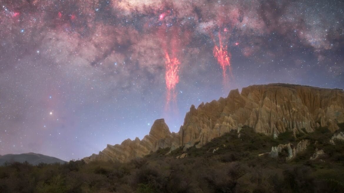 Σπάνιο φαινόμενο στη Νέα Ζηλανδία: Φωτογράφοι κατέγραψαν «κόκκινα ξωτικά» στον ουρανό (βίντεο)