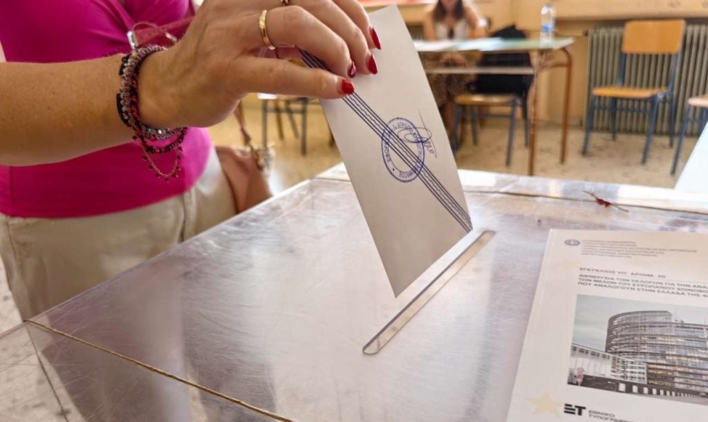 Δημοσκόπηση Metron Analysis: Στο 28,7% η ΝΔ, υποχωρεί στο 12,8% το ΠΑΣΟΚ