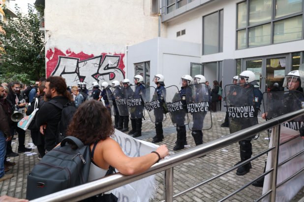 Μεταξουργείο: Επεισόδια με κρότου λάμψης και χημικά έξω από τη Διεύθυνση Πρωτοβάθμιας Εκπαίδευσης – ΦΩΤΟ και