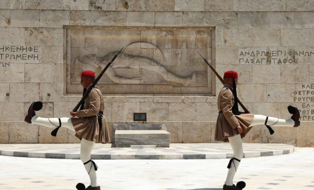 Συναντήσεις Δένδια με Χρυσοχοΐδη και Δούκα για το Μνημείο του Αγνωστου Στρατιώτη