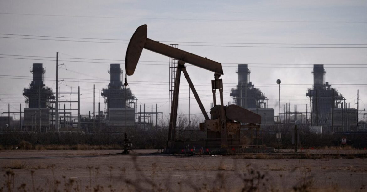 Εκτινάσσονται οι τιμές πετρελαίου άνω του 5% μετά τις κυρώσεις Τραμπ σε ρωσικές πετρελαϊκές