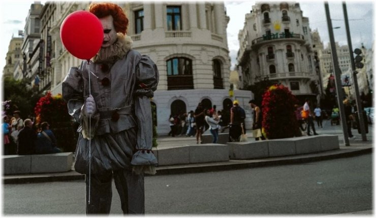 O Pennywise στο δρόμο! Διεθνής καμπάνια τρόμου για το “It: Welcome to Derry” (+trailer)