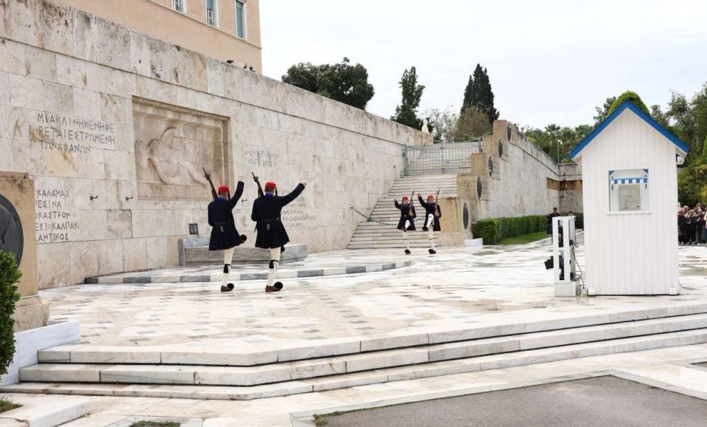 «Πυρά» Δένδια κατά Δούκα – Σε ιδιώτη η ανάθεση της καθαριότητας του Μνημείου Αγνώστου Στρατιώτη