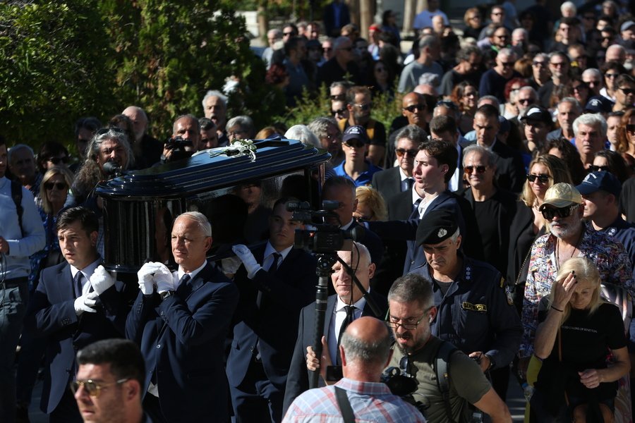 «Τραγούδησες για εμάς, το έθνος, τον λαό και την ιστορία» – Συγκίνηση, δάκρυα και μουσική στην κηδεία του
