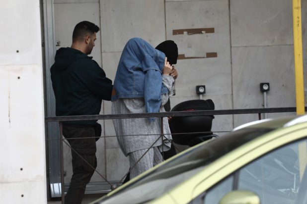 ΟΠΕΚΕΠΕ: Σε κατ’ οίκον περιορισμό με «βραχιολάκι» η σύζυγος του φερόμενου ως αρχηγού – «Του είχα τυφλή