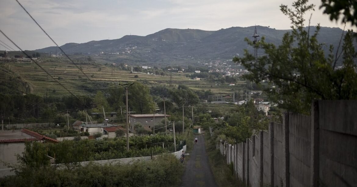 Η Αλβανία «μοιράζει» κρατική γη με 1 ευρώ – Σφοδρή επίθεση Μπερίσα σε Ράμα