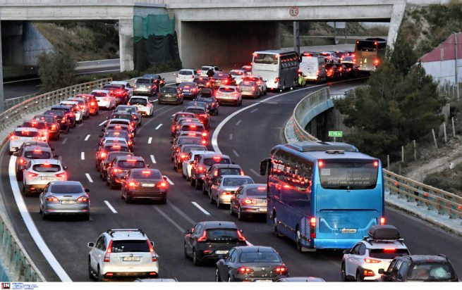 28η Οκτωβρίου: Πάνω από 200.000 αυτοκίνητα «εγκατέλειψαν» την Αθήνα από την Παρασκευή – Τα μέτρα της Τροχαίας