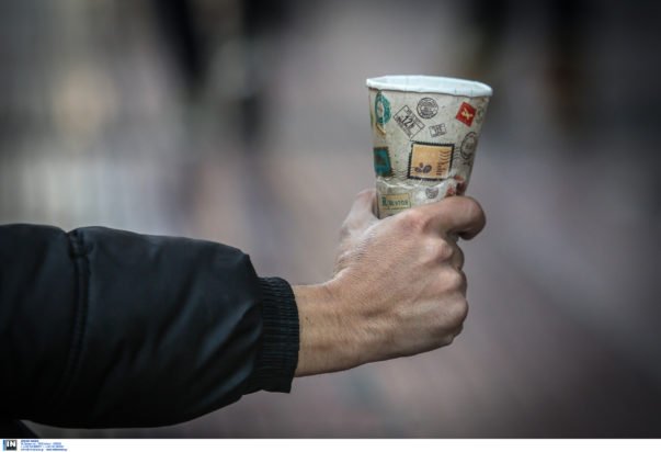 Θεσσαλονίκη: Έβαζαν τα ανήλικα παιδιά τους να επαιτούν στην πλατεία Ναυαρίνου