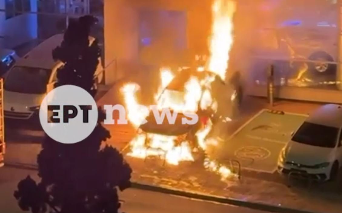 Νέα Φιλαδέλφεια: Βίντεο από τη φωτιά σε έκθεση αυτοκινήτων – Πέταξαν μπουκάλια με βενζίνη και εξαφανίστηκαν