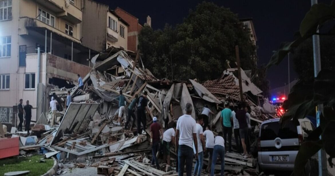 Κατέρρευσαν κτίρια στην Τουρκία μετά τον σεισμό των 6,1 Ρίχτερ (Εικόνες, Βίντεο)