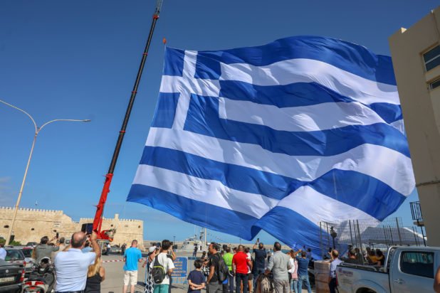 28η Οκτωβρίου – Ηράκλειο: Υψώθηκε σημαία των 1.440 τετραγωνικών μέτρων