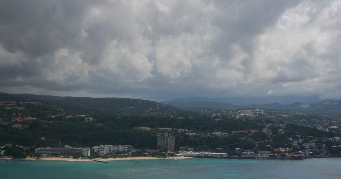 Τυφώνας Melissa: Ισχυρότερος από την «Κατρίνα» σφυροκοπά την Τζαμάικα – Στα καταφύγια οι κάτοικοι (Εικόνες, Βίντεο)