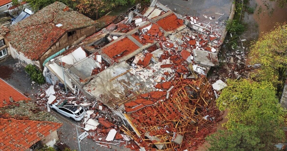 Σεισμός στην Τουρκία: Πάνω από 330 οι μετασεισμοί – Ζημιές σε σπίτια και επιχειρήσεις, 23 τραυματίες (Βίντεο)