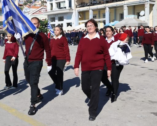 28η Οκτωβρίου: Έκλεψε τις εντυπώσεις η μαθήτρια ΕΠΑΛ που παρέλασε αγκαλιά με το παιδάκι της στο Πλωμάρι – ΦΩΤΟ