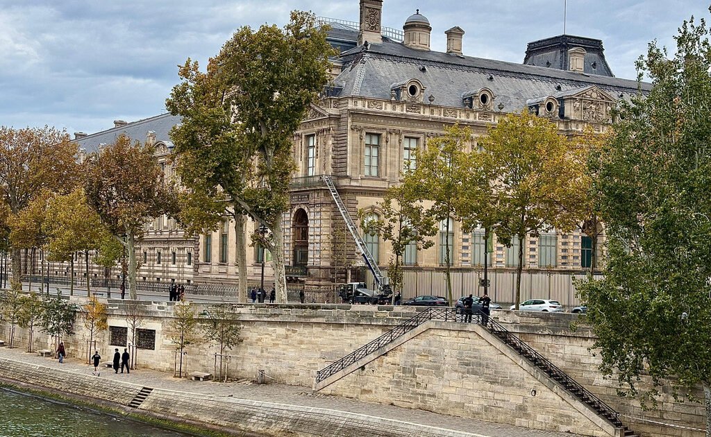 Κλοπή στο Λούβρο: Οι δύο συλληφθέντες παραδέχτηκαν την εμπλοκή τους