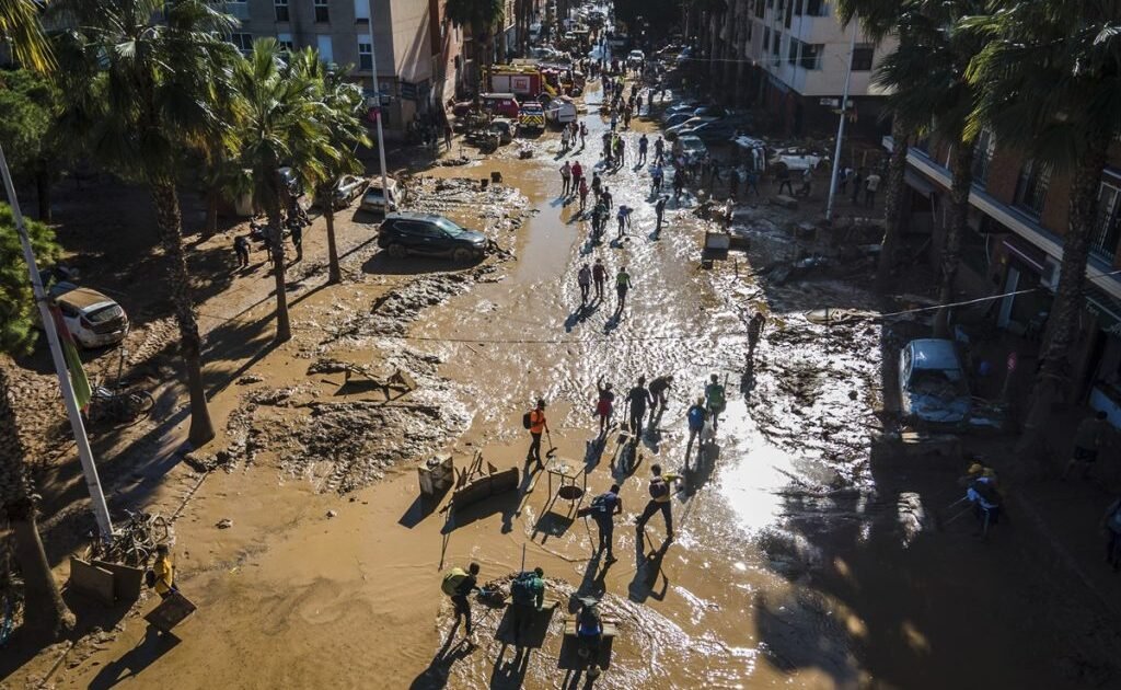 Οργή στην Βαλένθια: Αποδοκιμασίες και ύβρεις στον πρόεδρο της περιφέρειας στην τελετή μνήμης των θυμάτων των φονικών πλημμυρών