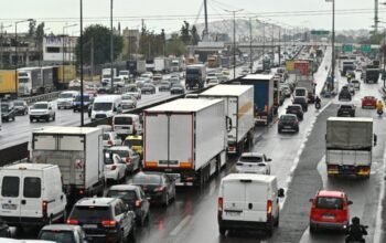 Στο «κόκκινο» η κίνηση: Αφόρητη η κατάσταση σε Κηφισό, Κηφισίας και κέντρο της Αθήνας – Καθυστερήσεις άνω