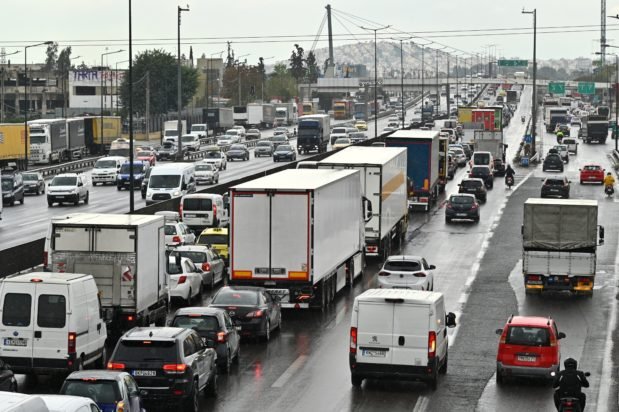 Στο «κόκκινο» η κίνηση: Αφόρητη η κατάσταση σε Κηφισό, Κηφισίας και κέντρο της Αθήνας – Καθυστερήσεις άνω