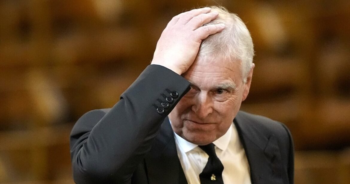 Λούβρο: Ο έκπτωτος Άντριου έγινε… έκθεμα δίπλα από τη Μόνα Λίζα – Εικόνα