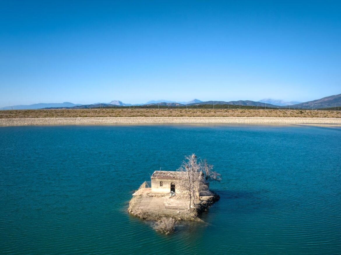 Λειψυδρία: θα προλάβουμε; ^ το νέο κρυφό χτύπημα στην προσφορά κατοικιών ^ τι θα κάνει η UniCredit μετά την Alpha Bank; ^ το placement στη HELLENiQ ENERGY ^ πνίγει τ