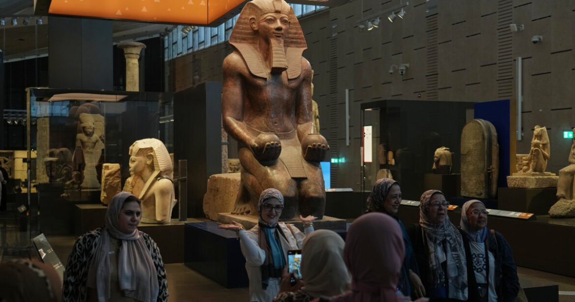 Εγκαινιάζεται το Μεγάλο Αιγυπτιακό Μουσείο, παρών ο Μητσοτάκης – Το ιλιγγιώδες κόστος και οι θησαυροί