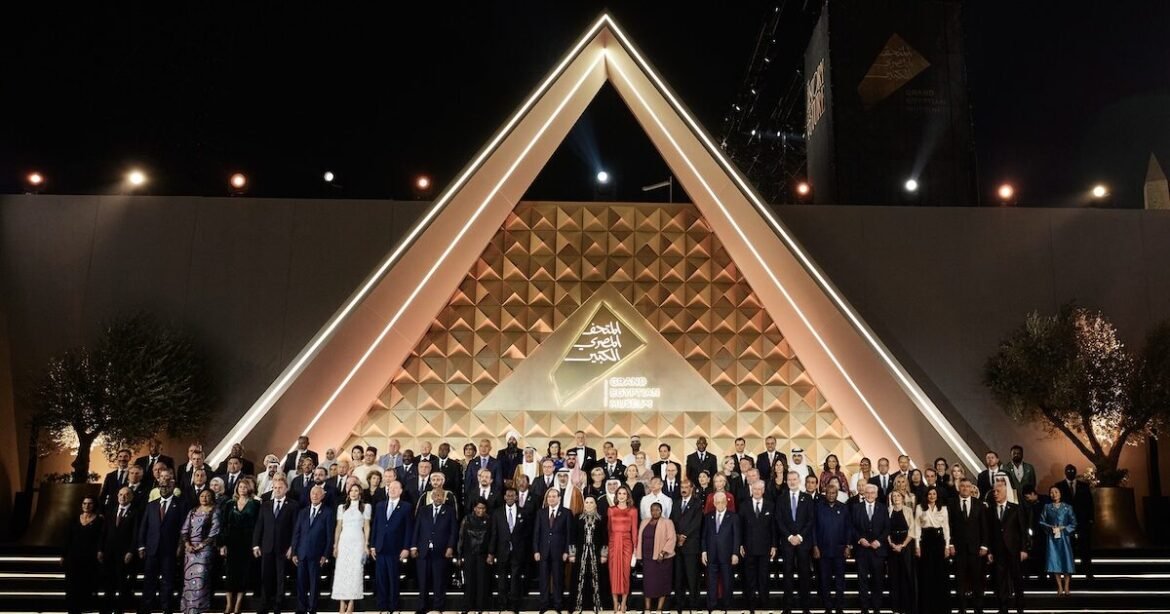 Εντυπωσιακά εγκαίνια για το Μεγάλο Αιγυπτιακό Μουσείο στη σκιά των Πυραμίδων