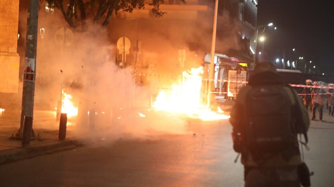 Θεσσαλονίκη: Επίθεση με μολότοφ σε διμοιρία των ΜΑΤ μετά την συναυλία του ΛΕΞ στο Καυτατζόγλειο